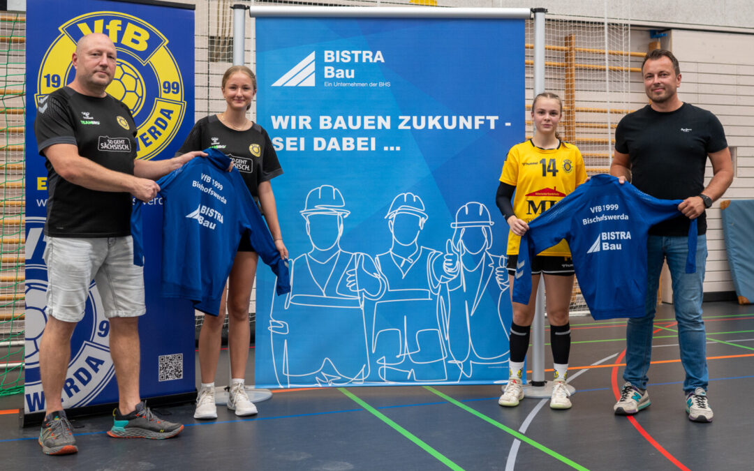 Belohnung nach erfolgreichen Heimauftakt – Übergabe der neuen Trainingsanzüge durch die Firma Bistra Bau GmbH & Co. KG